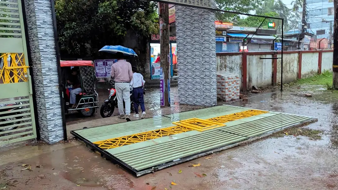 কালবৈশাখি ঝড়ে স্কুলের গেট ভেঙে পড়ল শিক্ষার্থীদের ওপর